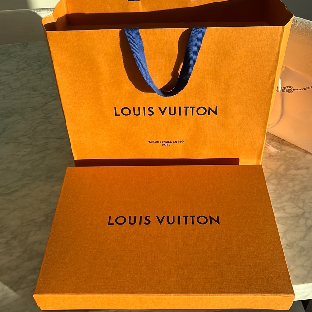 Louis Vuitton Pants bag and box- comes with ribbon and paper inside. Perfect